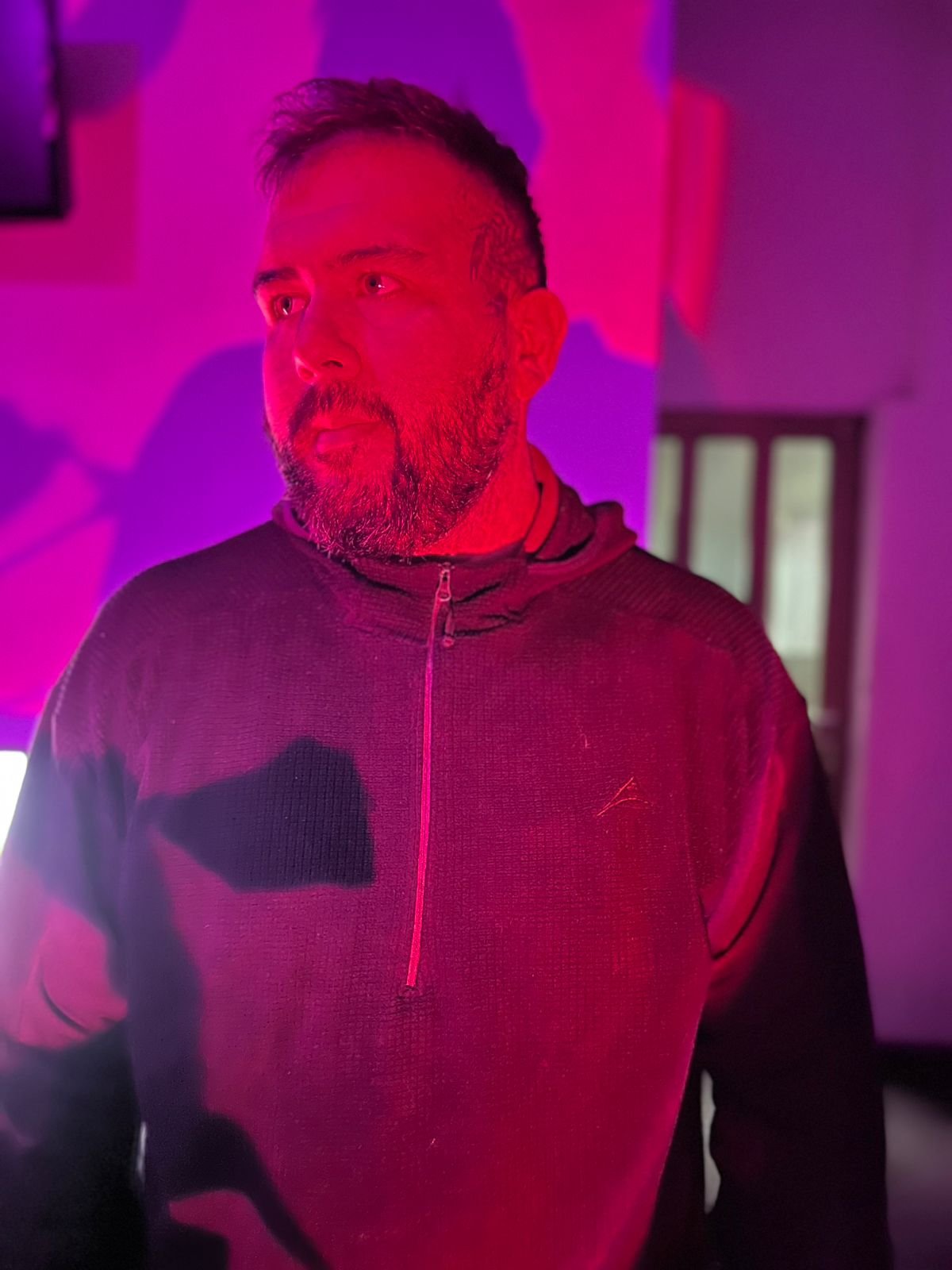 Retrato de Lautaro Lucero con luces magenta